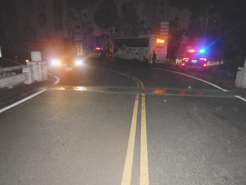 台中豐原客運疑過彎跨越雙黃線　擦撞轎車無人傷