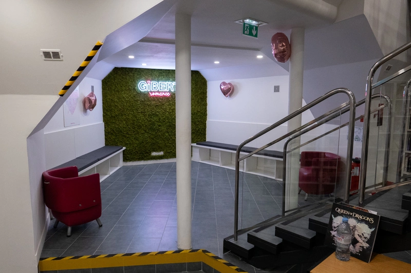 巴黎吉伯特浪漫書店設作家活動與簽名專區