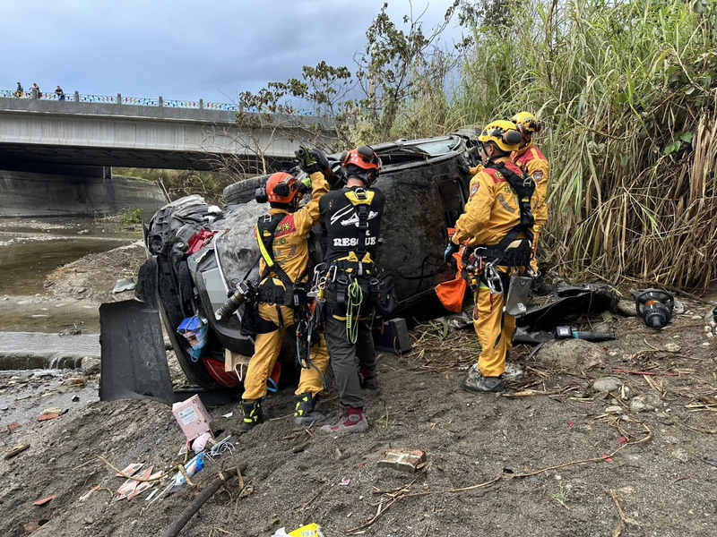 自小客車衝出護欄墜橋  花蓮知名食品董事長余國基不治