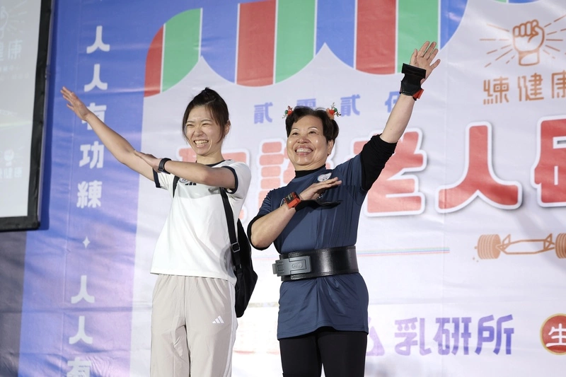 聖誕老人六角槓硬舉大賽台北登場（3）
