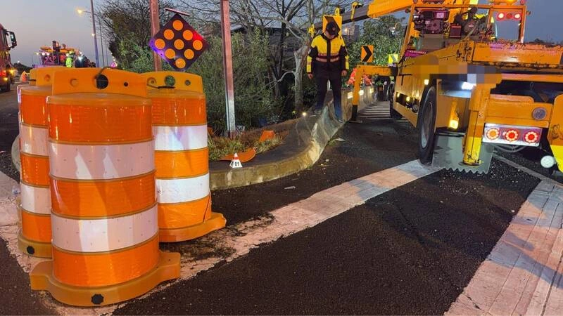 國道1號豐原出口小貨車自撞起火　2人亡