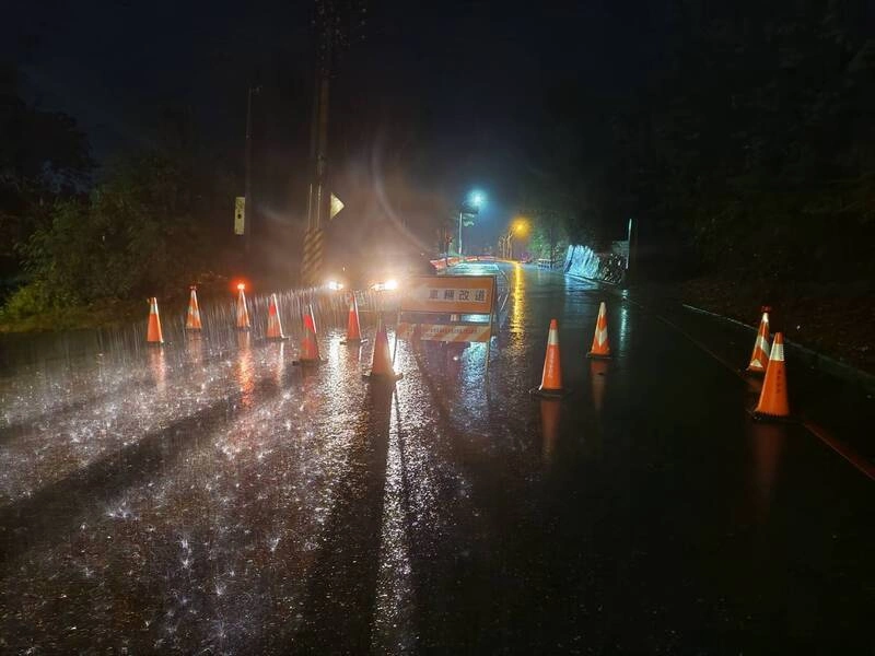 花蓮南區大雨 台30線南安段2處落石道路封閉