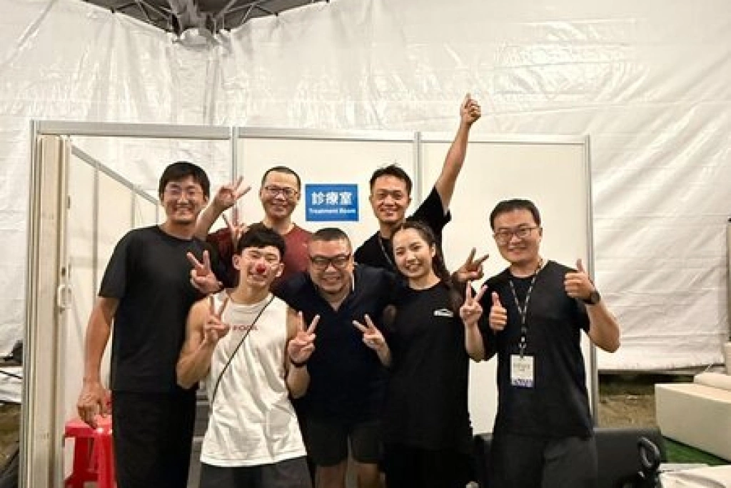 魏暐紘擔任FOCASA馬戲團後台物理治療