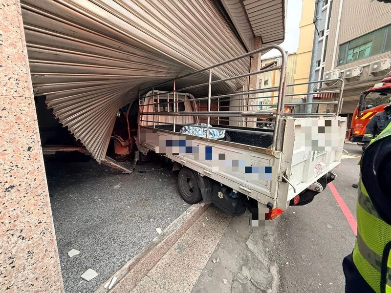 台中小貨車撞入民宅 警方：駕駛涉酒駕依法偵辦