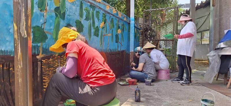 三義勝興社區攜手失親兒彩繪　老中青點亮客庄圍牆