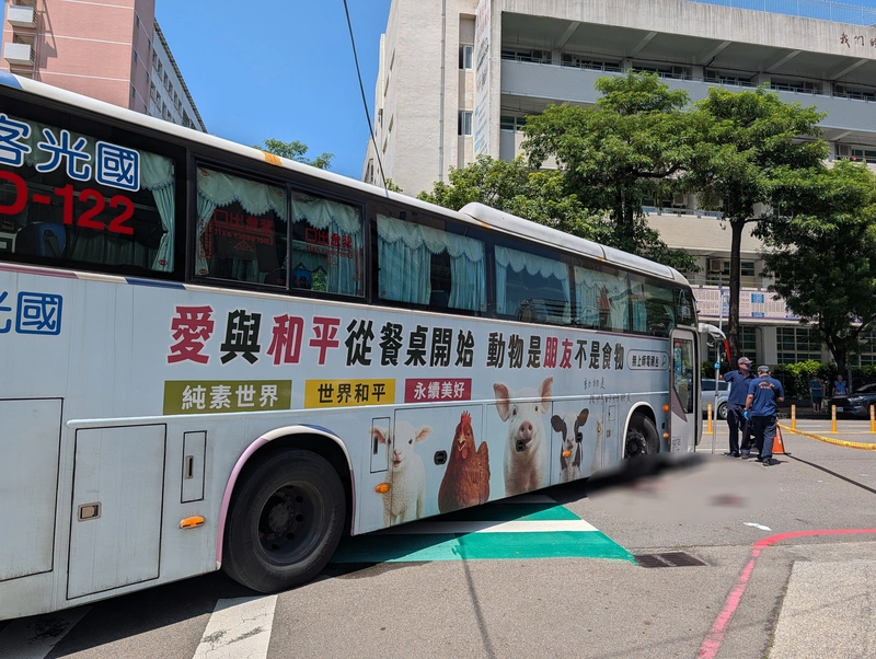 新加坡女台中過馬路遭大客車撞擊　送醫恢復生命徵象