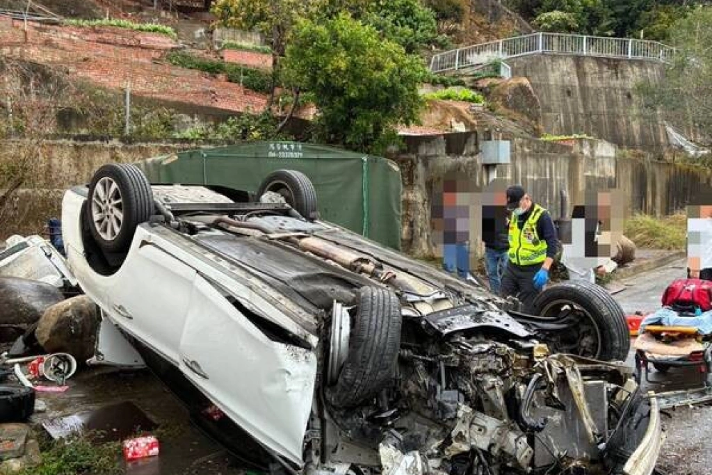 台中北屯轎車自撞民宅翻覆　2人疑骨折送醫
