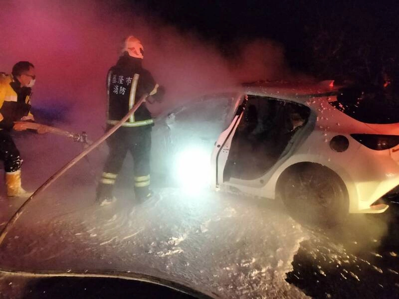 國1七堵段火燒車　3人及時逃生