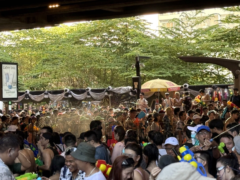 泰國潑水節登場　曼谷萬人街頭打水戰