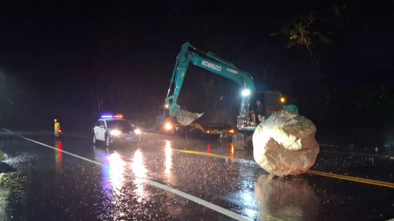 台中和平巨石掉落路中　警通報排除障礙