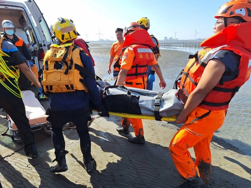 伸港蚵道2名釣客落海救回命危