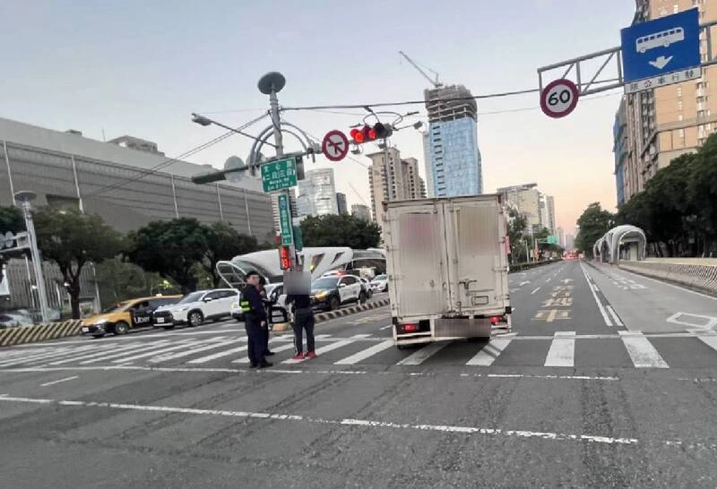 台中行人走斑馬線遭右轉貨車撞傷  警方將開罰駕駛