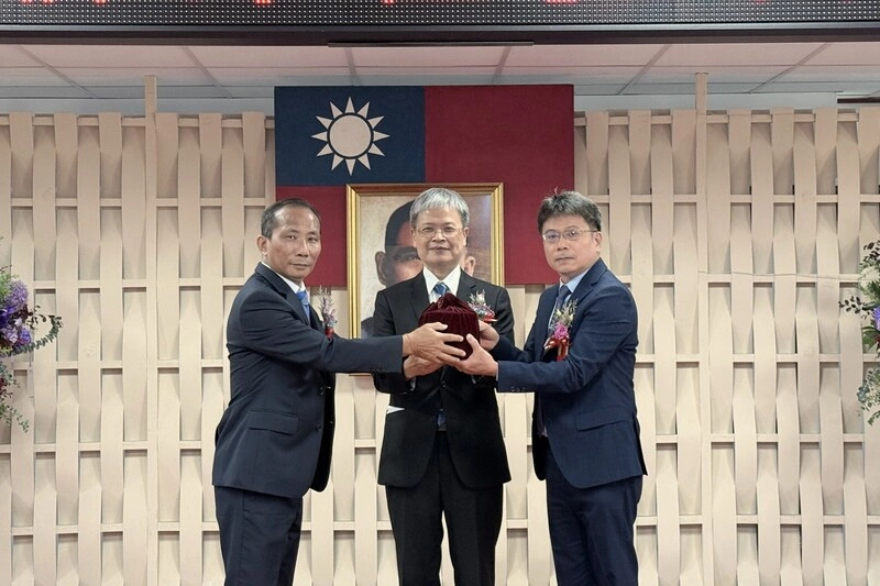 台電高雄區處新卸任處長交接　林昶旭：強化電網韌性