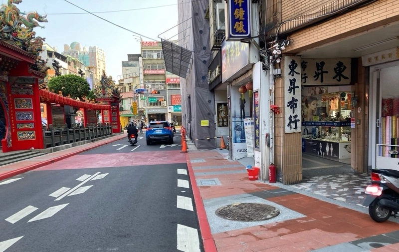 桃園道路警示鋪面遭誤為行穿道　將增設文字標示