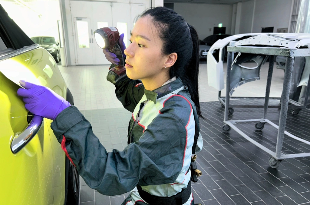 台灣汽車噴漆金牌第一人楊婷喻！雨中高舉會旗為台奪首金 以專業打破性別框架 推動技術傳承接軌產業現場！