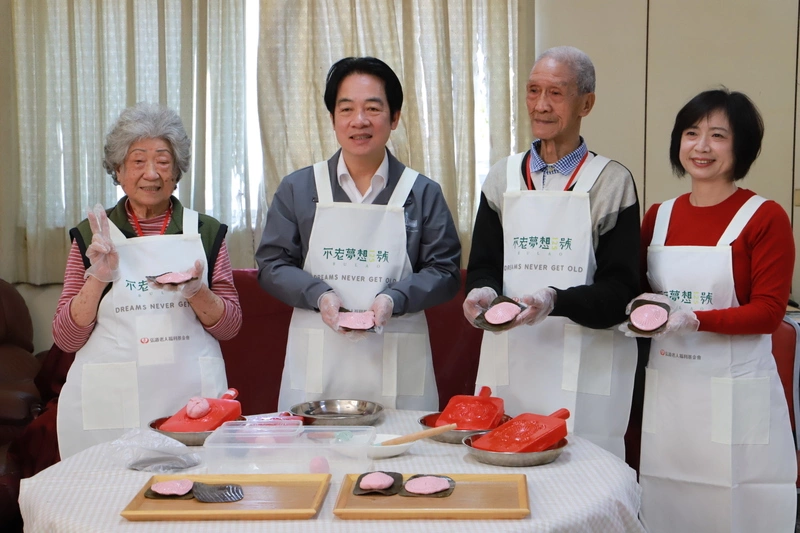 賴總統台中陪長者貼春聯、做粿圍爐　籲關懷弱勢