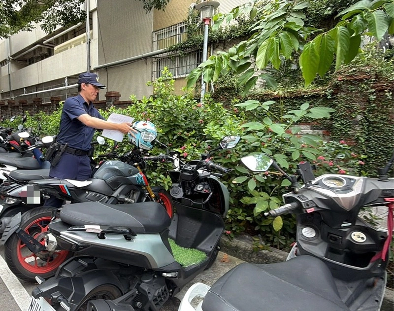 機車安全帽隨意掛　中市警防竊主動代保管已逾35頂