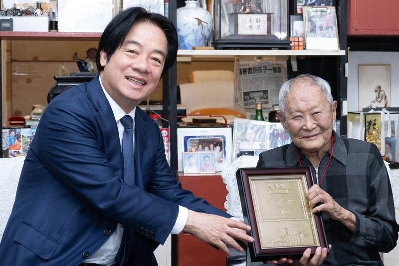 賴總統探望百歲人瑞　親送金鎖片祝福健康長壽
