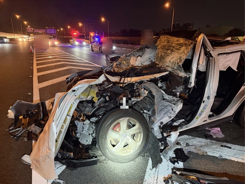 國1彰化段凌晨3車追撞　警消破壞車體救出受困男子