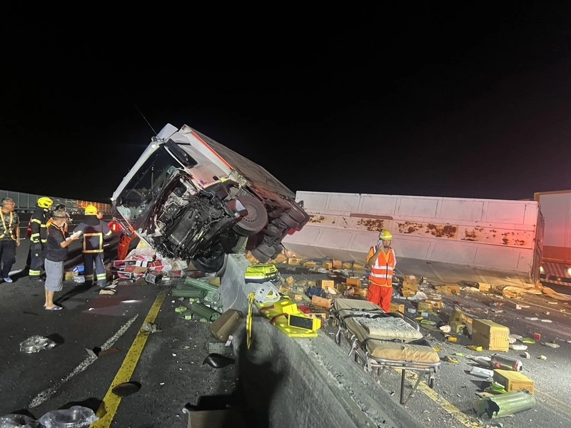 國3後龍段聯結車凌晨翻覆　交通受阻4小時