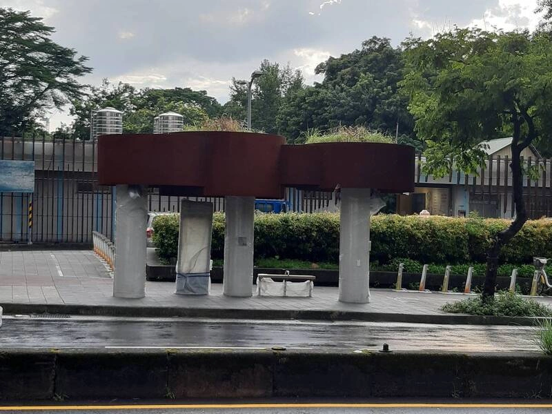 議員批百萬公共藝術候車亭狀況多　北市：驗收前改善