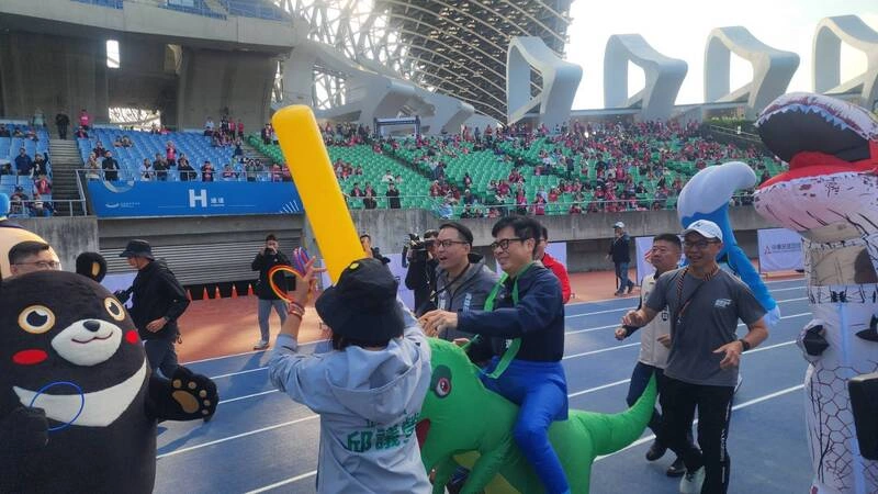 陳其邁趣味賽巧「交棒」邱議瑩