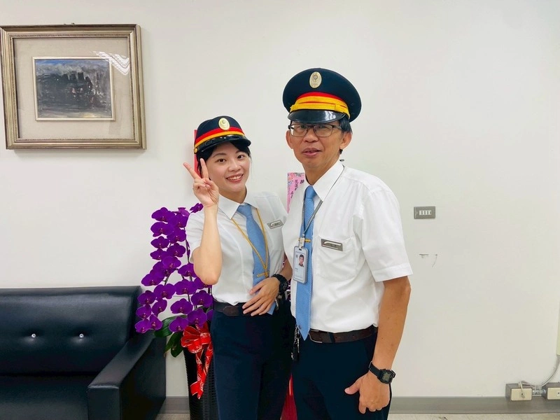 台鐵父女檔家中用餐也講公事　春節守護旅客返鄉