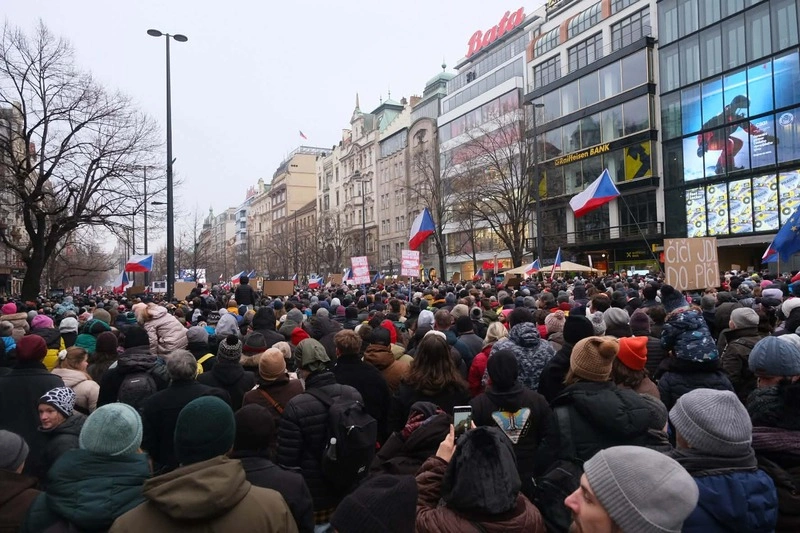 捷克總統指控外交部長政治勒索　8萬人上街支持總統