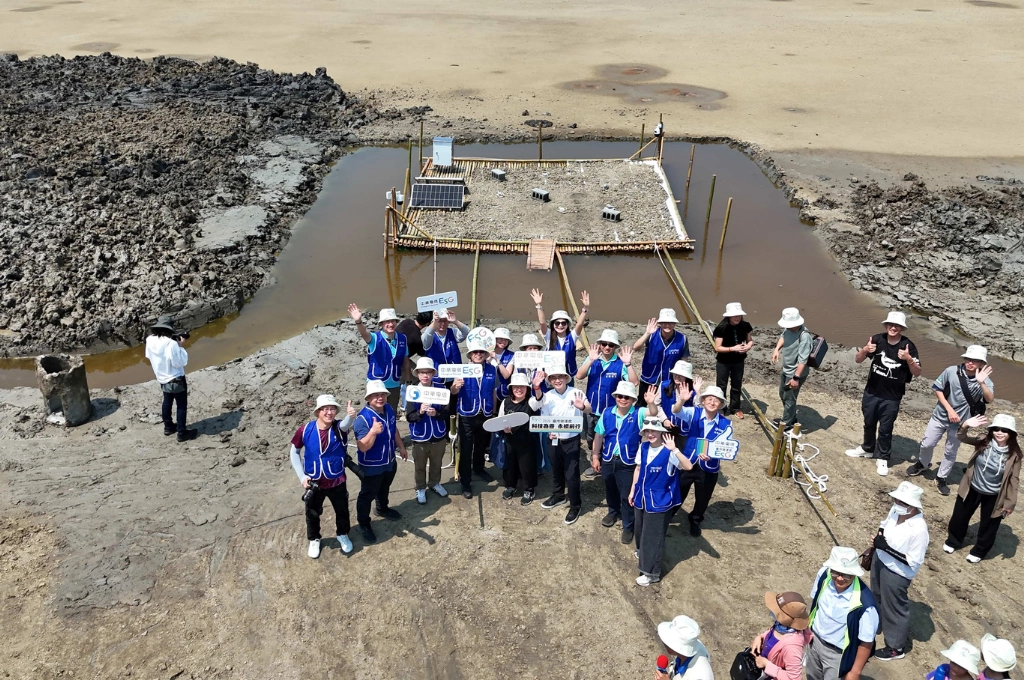 中華電信執行副總經理許文馨及中華電信臺南營運處總經理蔡旻宏帶領中華電信企業志工們協力啟用方舟